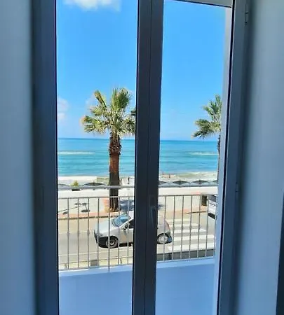 B & Beach Bed & Breakfast *