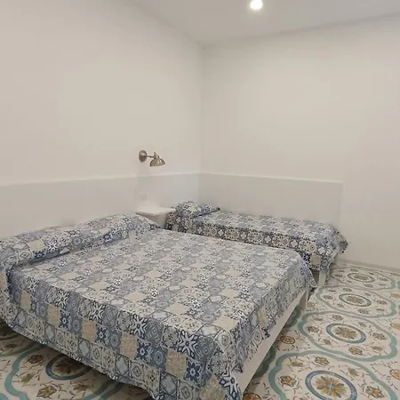 B & Beach Bed & Breakfast *
